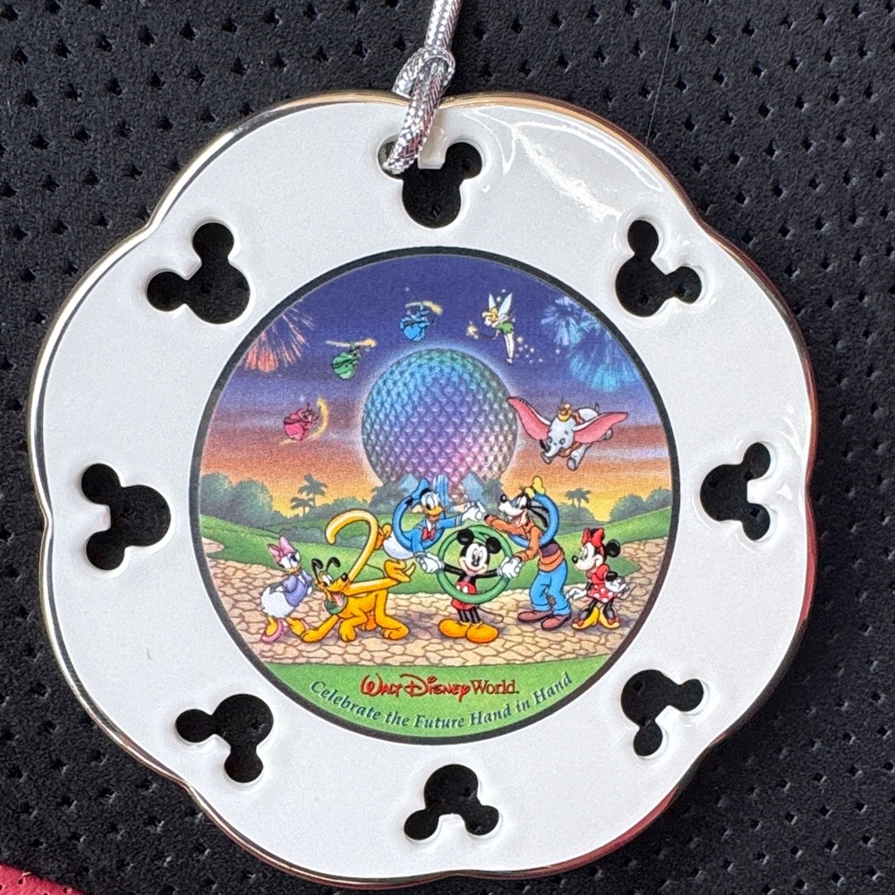 Disney 2000 Ornament with Characters